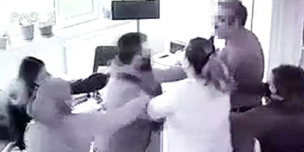 Önce hakaret etti, sonra ayırmaya çalışan memura kafa attı!