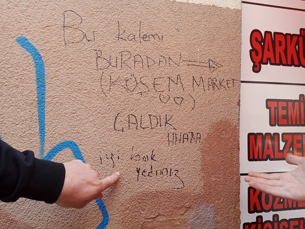 Önce hırsızlık yapıp ardından esnafla dalga geçtiler
