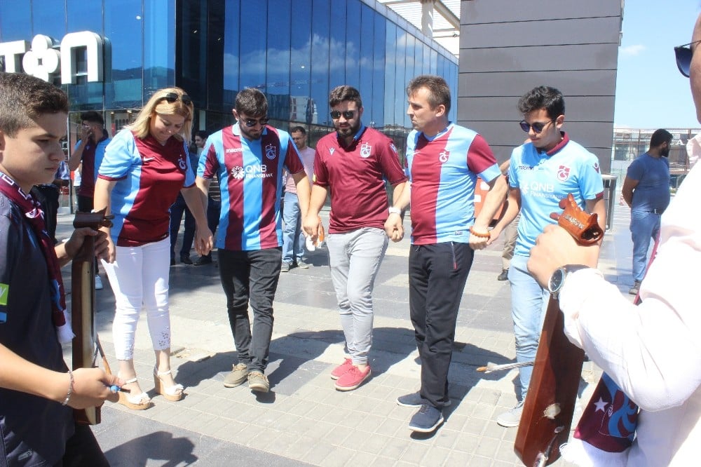 Önce horon teptiler, sonra kan verdiler 