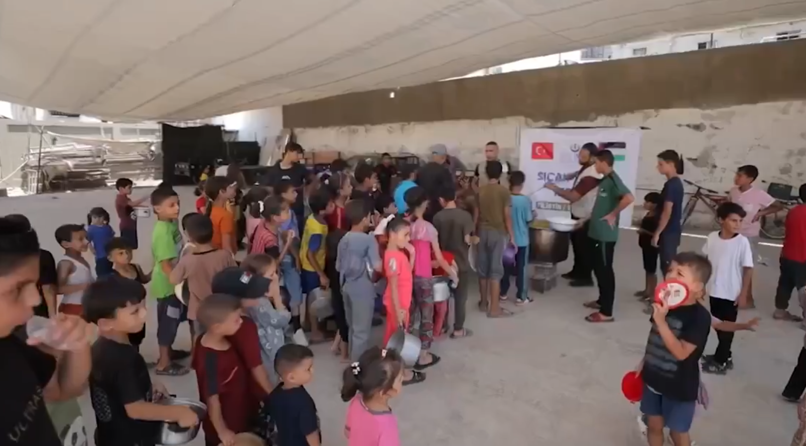 Önce İnsan Derneği'nden Gazzelilere sıcak yemek