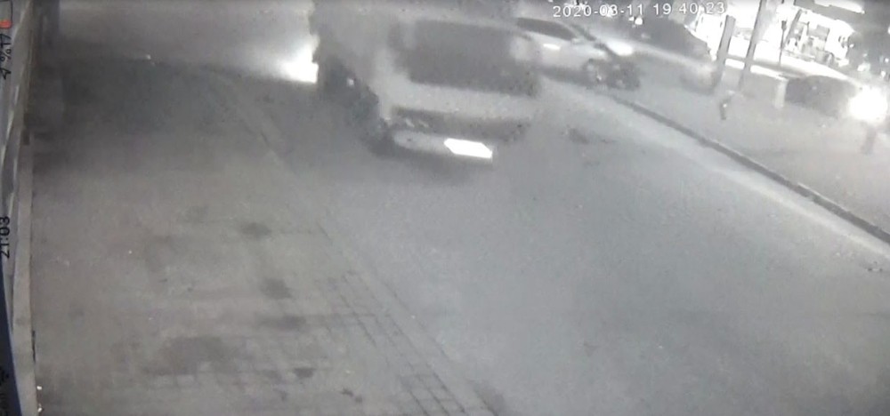 Önce kamyona, ardından elektrik direğine çarptı 