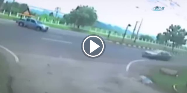 Önce kamyonete sonra ağaca çarptı