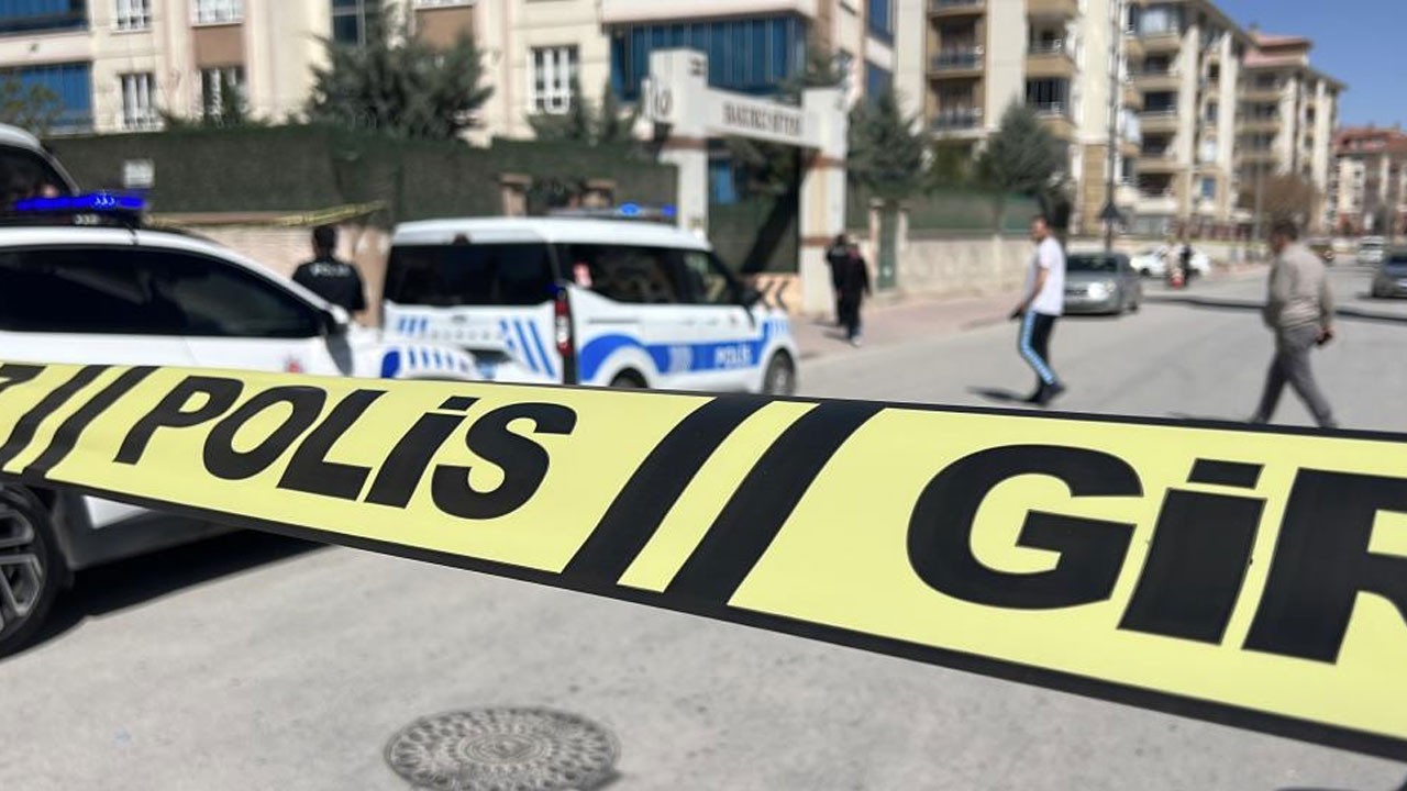 Önce karısını sonra kendisini bıçakladı