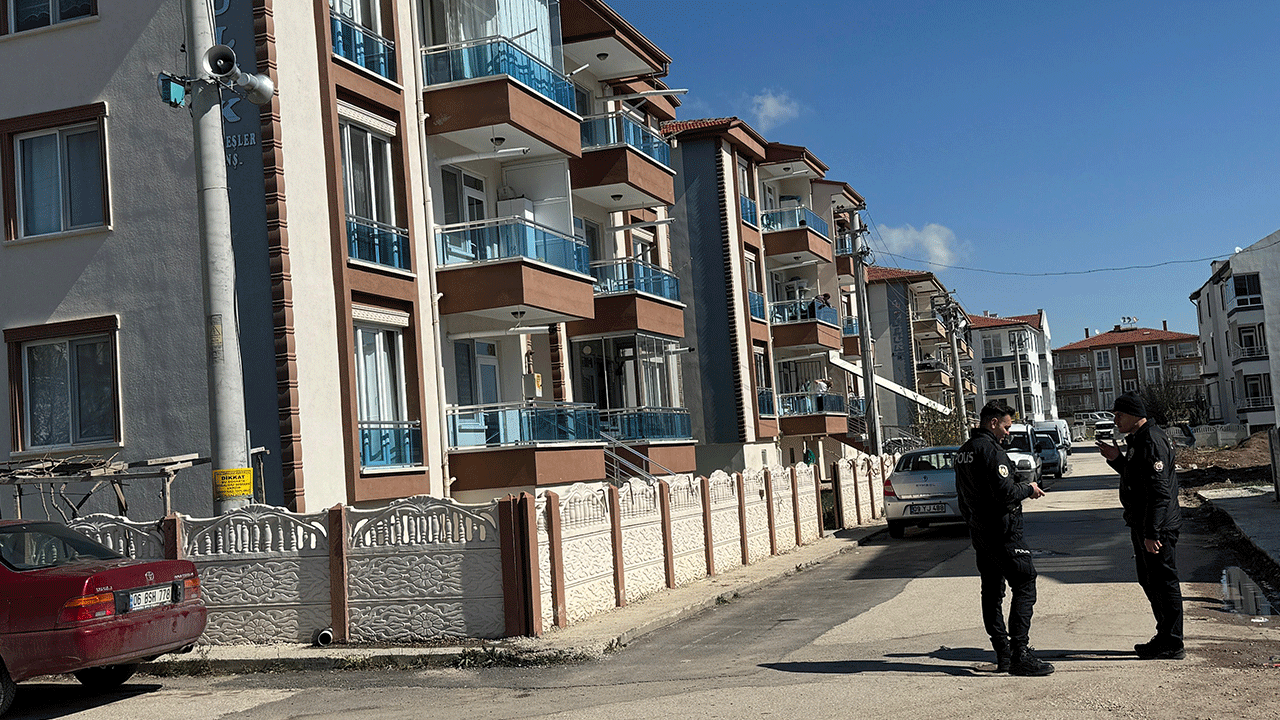 Önce karısını sonra kendisini vurdu