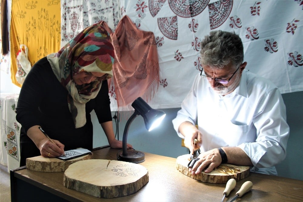 Önce kendi sonra kocası başladı, sanatın ustası oldular 