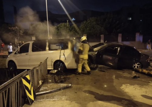 Önce minibüse çarptılar sonra otomobil alev aldı! Kavga çıkınca bırakıp kaçtılar