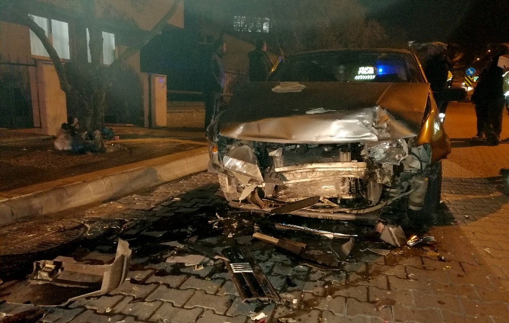 Önce motora, sonra park halindeki araca çarptı 