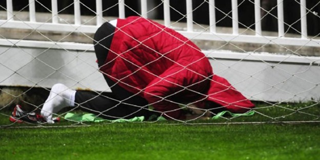 Önce namaz kıldı, sonra oyuna girdi!