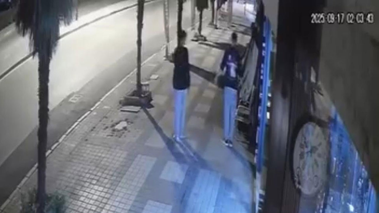 Önce paraları sonra meyveleri çaldı! O anlar kamerada