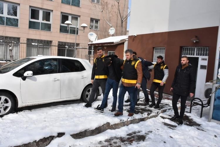 Önce parçalarını, sonra da aracı iterek çalan hırsızlık şüphelileri tutuklandı 