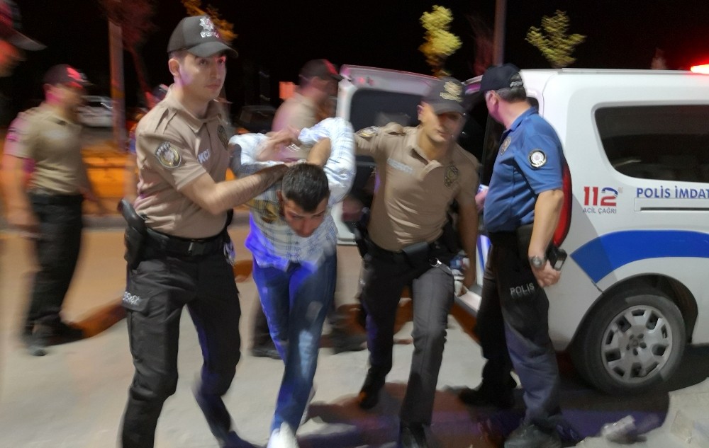 Önce polise yumruk attı, sonra kendini kesti 