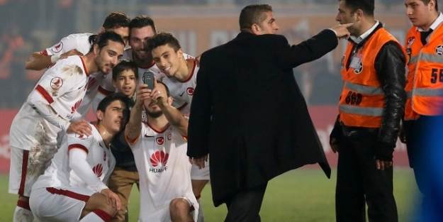 Önce sahaya girdi, sonra özçekim çektirdi