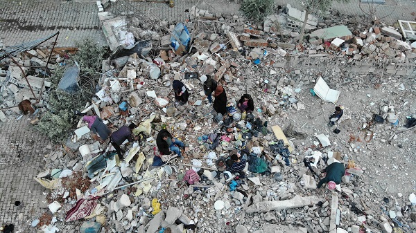 Önce savaş sonra deprem! Bu ailenin dramı yürekleri yaktı