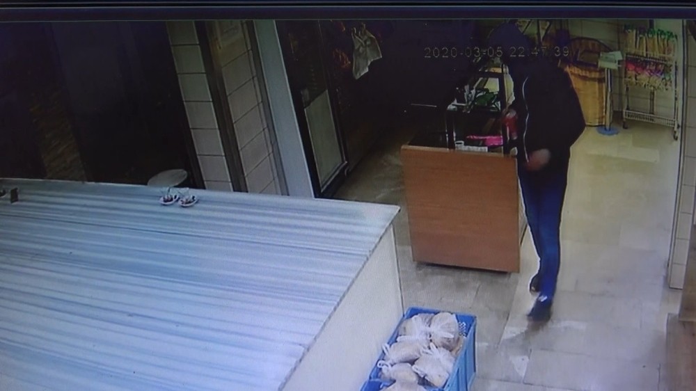 Önce tatlı yedi sonra sadaka kutusunu çaldı 