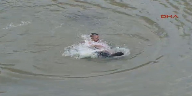 Önce tokatladı sonra boğulmaktan kurtardı