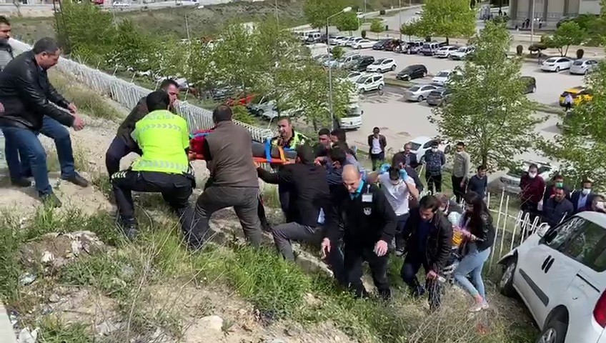 Önce yayalara, sonra demir korkuluklara çarptı: 1’i ağır 3 yaralı 