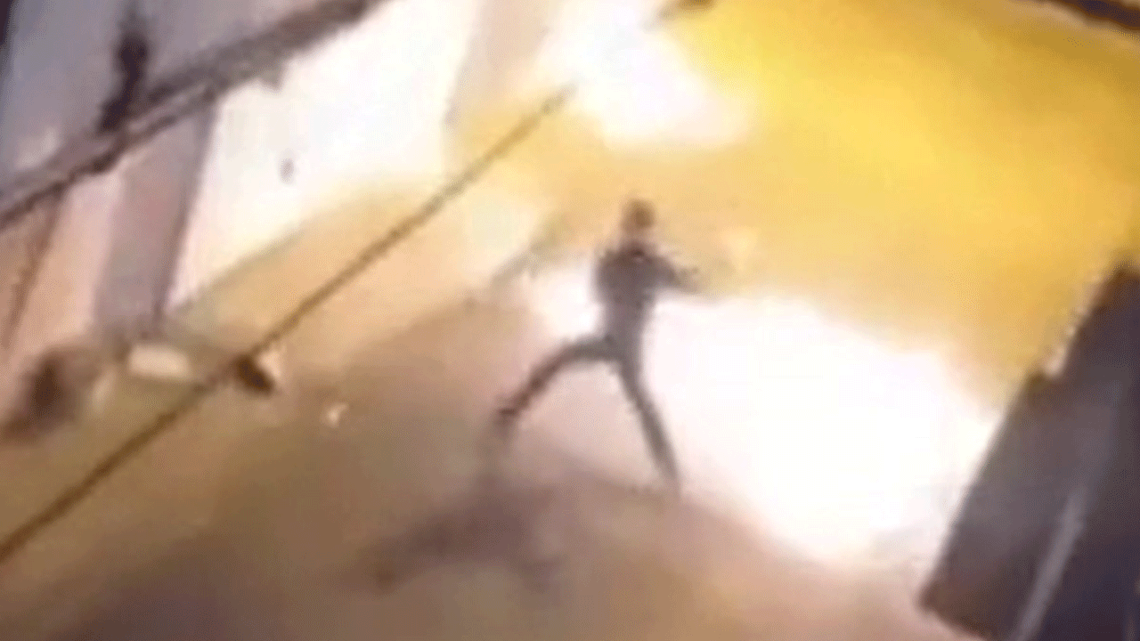 Önce yengesini dövdü sonra babasının evini yaktı!