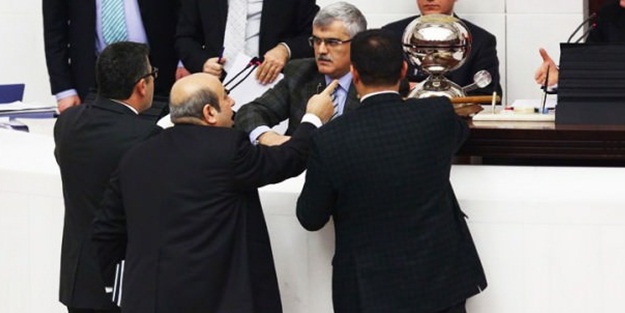 Önerge okunmasın diye mikrofonu kırdı