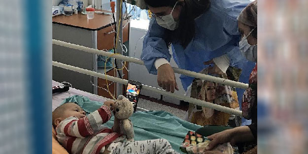 Onkoloji hastası çocukları örgü bebek ve tetris ile sevindirdi