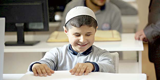 Onlar Kur’an-ı Kerim’i parmaklarıyla ezberliyor