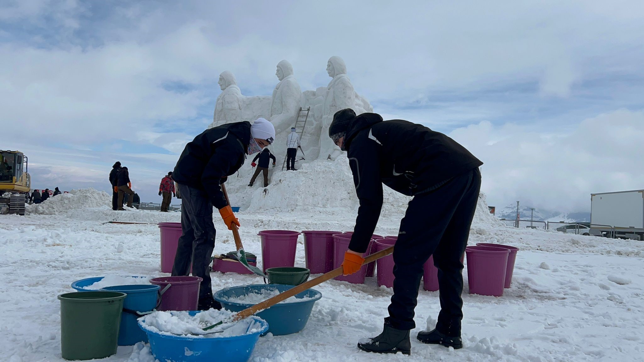 Onlar Sarıkamış Harekatı’nda şahadete yürümüşlerdi! 200 kamyon kar taşınarak heykelleri yapıldı!