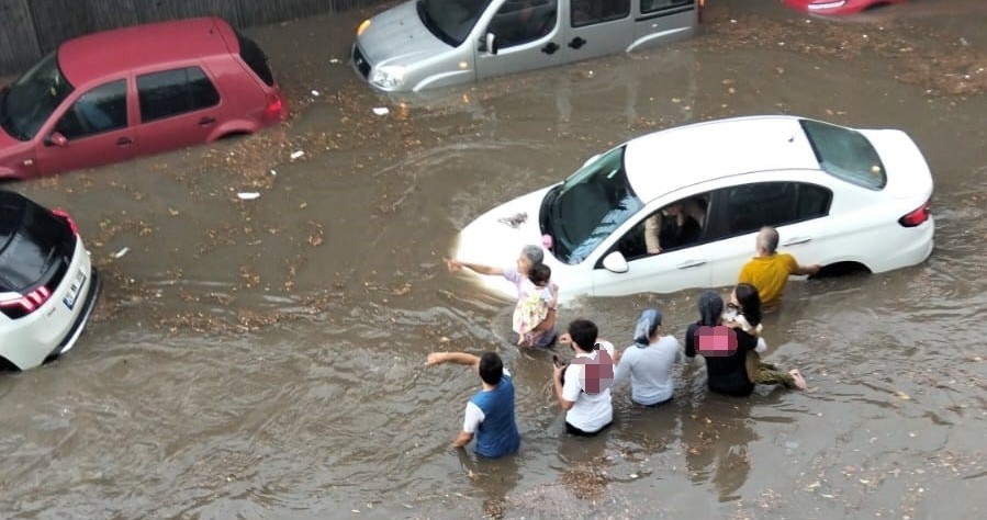 Onlarca araç ve vatandaş göle dönen alt geçitte mahsur kaldı