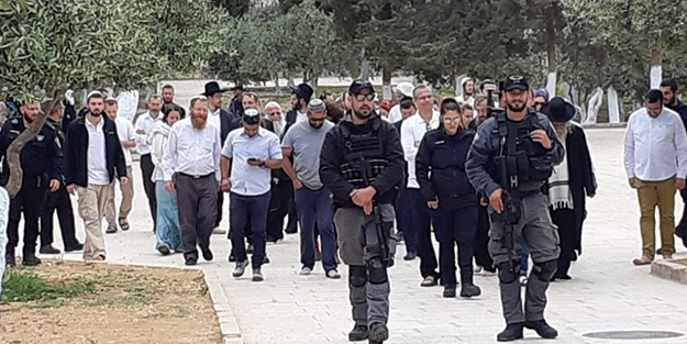 Onlarca fanatik Yahudi ve polisi arkasındaydı! Katil İsrail Bakanından skandal baskın