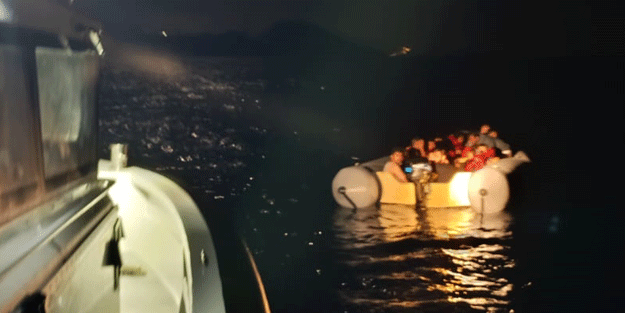 Onlarca göçmen ölümden kurtarıldı