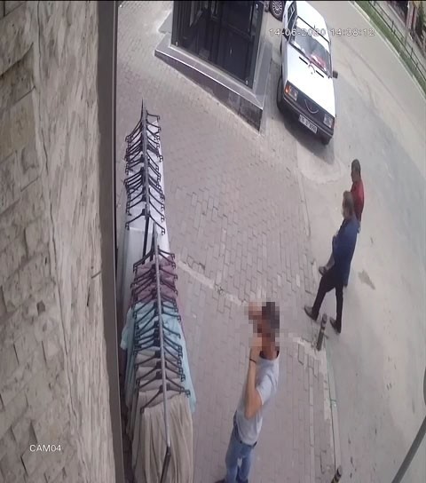 Onlarca insana aldırış etmeden perdeleri böyle çaldılar 
