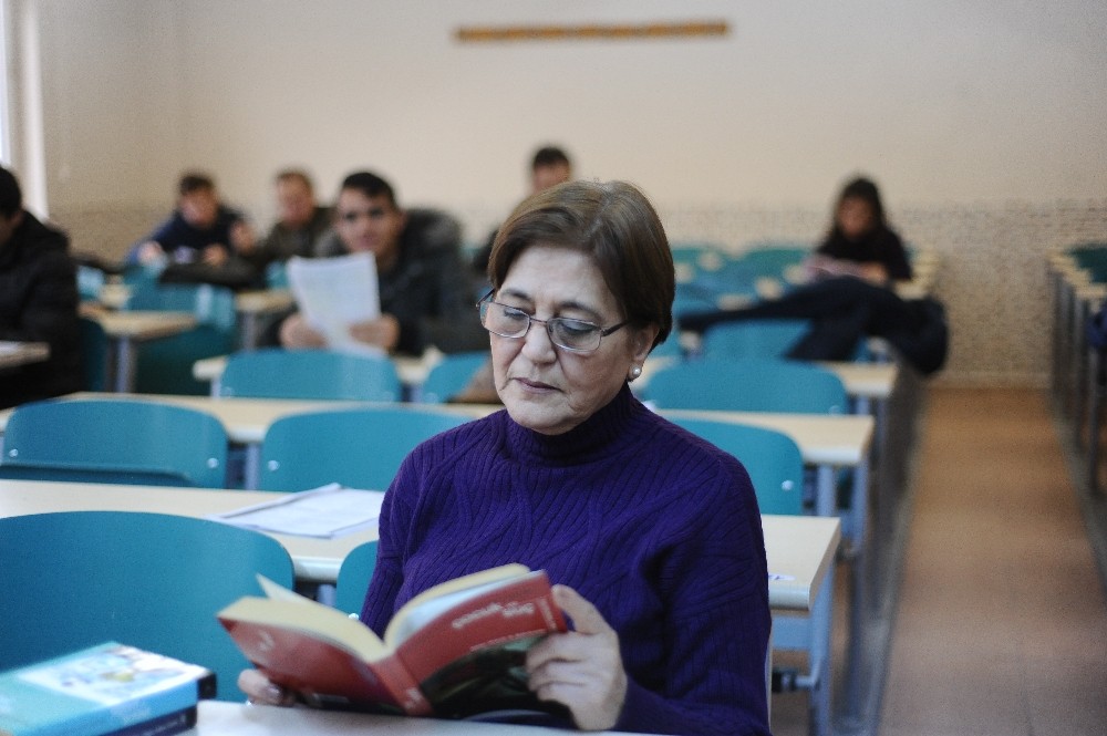 Onlarca öğrenci yetiştirdi, şimdilerde ise yeniden öğrenci oldu 