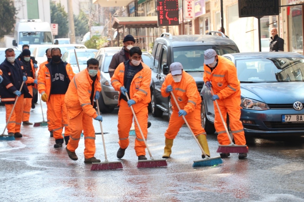 Onlarca temizlik işçisi hem dans etti, hem ilçeyi temizledi 