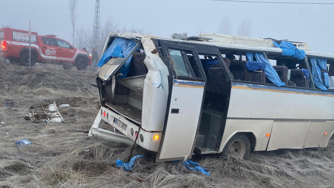 Onlarca yaralı var! Malatya'da kontrolden çıkan midibüs devrildi