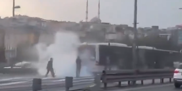 Onlarca yolcu yanmaktan son anda kurtuldu! E-5’te metrobüsün motoru yandı o anlar böyle görüntülendi