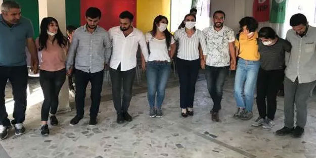 Önlem alınmıyor diye ortalığı yıkan terör sevici HDP'li vekiller halaya durdu
