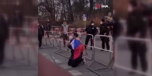 Önlerinde diz çöküp Putin'in yaptıkları için özür diledi!