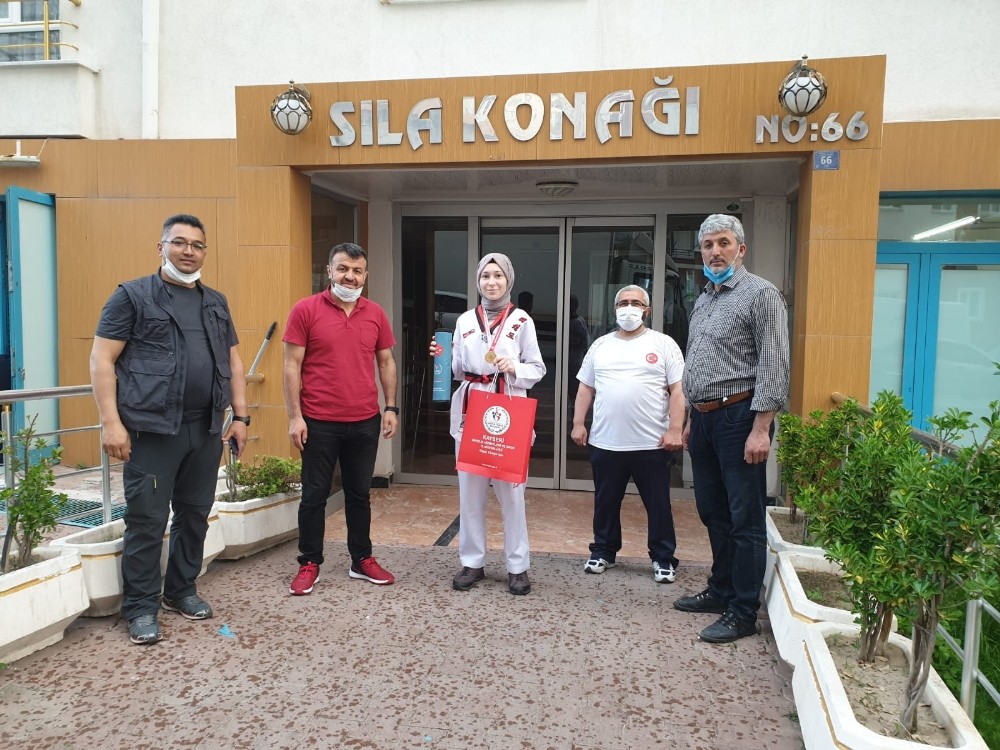 Online Taekwondo Poomse Müsabakalarında dereceye giren sporculara ödüllere evlerinde verildi 
