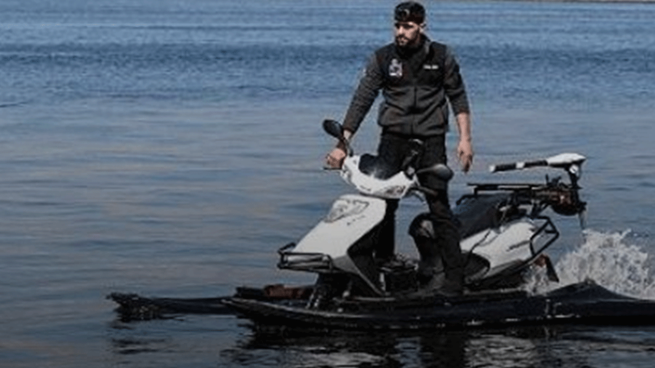 Onu görenler gözlerine inanamadı! Hem karada hem denizde gidebilen motosiklet yaptı!