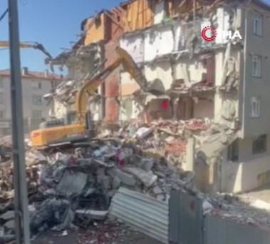 Onu görünce yıkımı durdurdular!