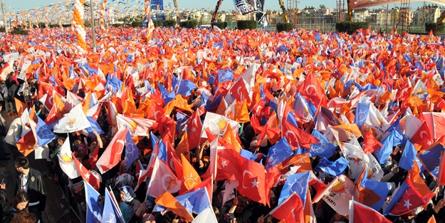 Onu karşılamak için akın ediyorlar