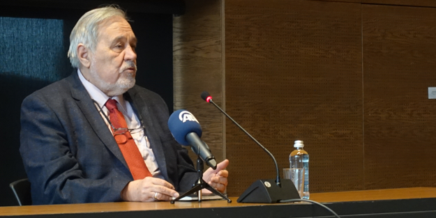 “Onu tavsiye etmiyorum gençler, ansiklopedi okuyun…”