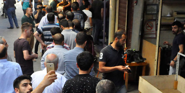 Meyan şerbeti için saatlerce kuyrukta bekliyorlar