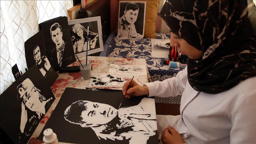 Onun işi şehitlerin resimlerini yapmak