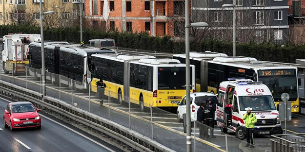 Önündeki araca çarptı! İstanbul'da yaralanmalı metrobüs kazası