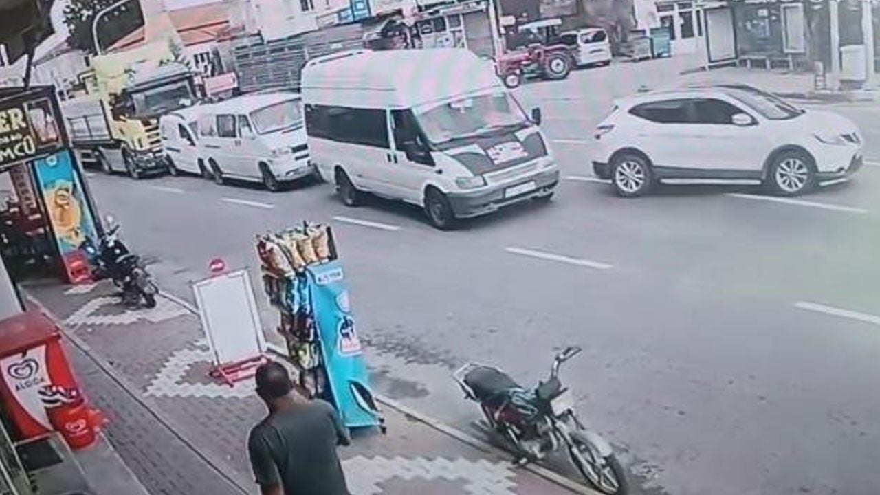 Önündeki araçları geç fark etti! 4 aracın karıştığı zincirleme kaza kamerada