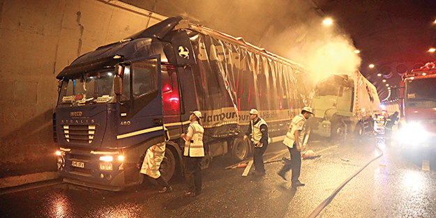 Önündeki TIR’a çarpıp alev aldı
