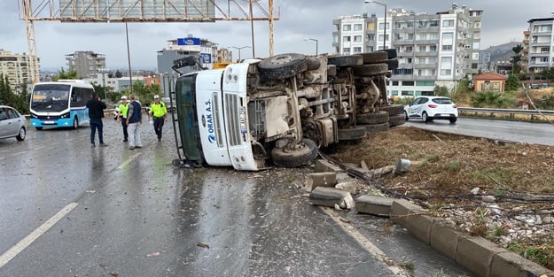 Önüne ambulans çıkan kamyon refüje çarpıp yan yattı