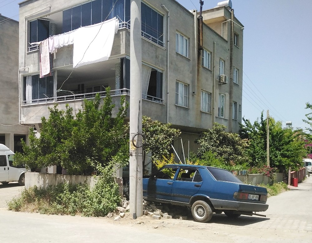 Önüne çıkan araca çarpmamak için ani manevra yaptı, bahçe duvarından içeri girdi 