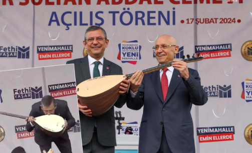 Önüne geleni öpüyor! CHP lideri Özgür Özel cem evinde kendisine hediye edilen sazı öptü