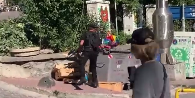 Onurlu polisimiz LGBT paçavrasını böyle çöpe attı!