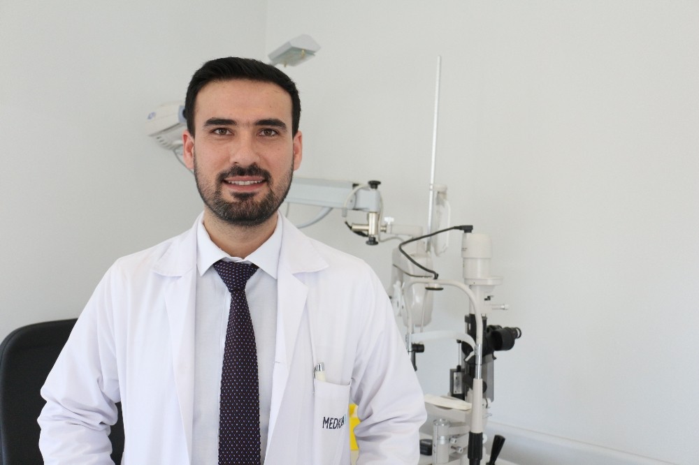 Op. Dr. Özpınar: “Sarı nokta ömür boyu takibi gerektiren bir hastalıktır” 